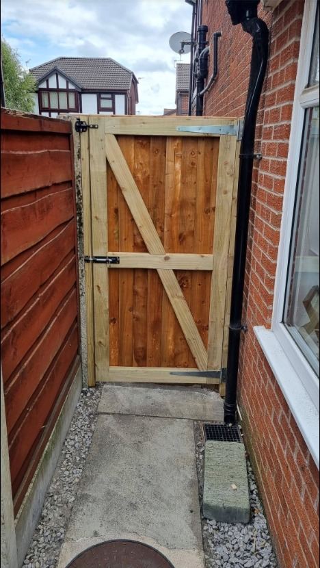 A made-to-measure timber side gate